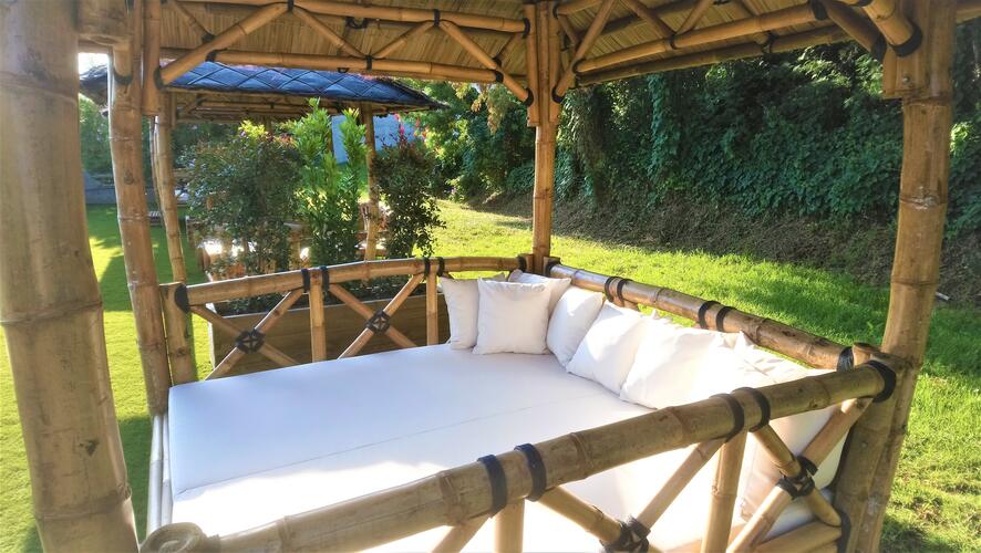 espace zen en surplomb de la piscine : les ori-beds de l'hôtel Les Jardins de Bormes