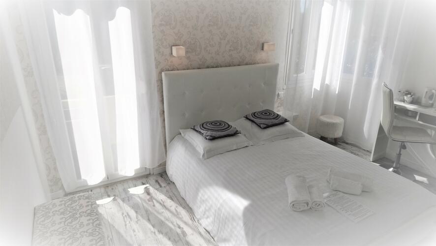 l'Hôtel Les Jardins de Bormes : des chambres confortables et lumineuse