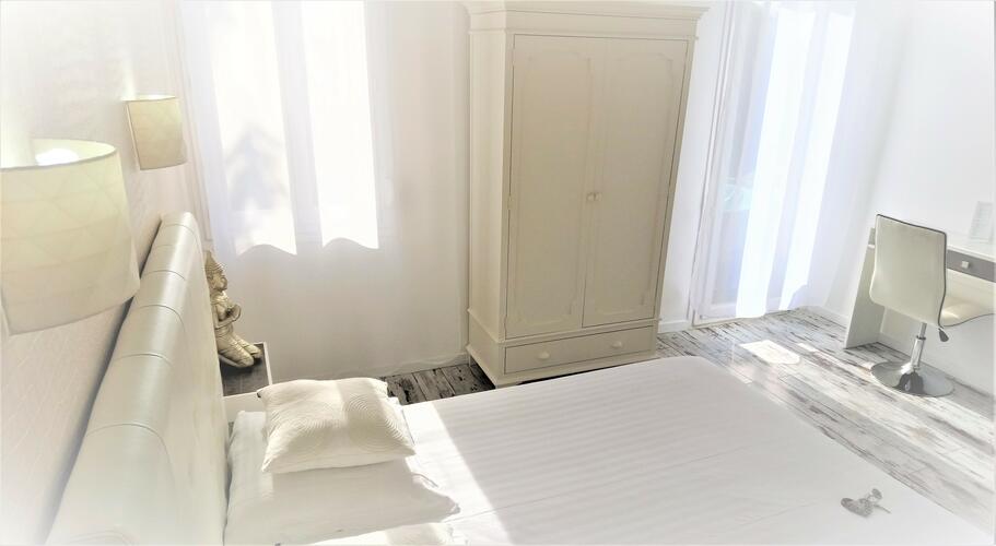 chambre double lumineuse et confortable à l'Hôtel Les Jardins de Bormes :