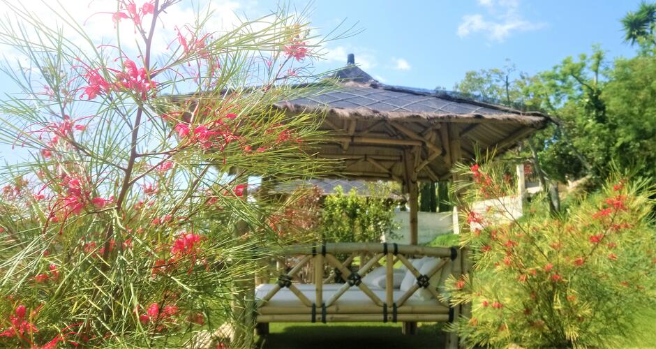 Profitez de nos lits d'extérieur en bambou à l'hôtel Les Jardins de Bormes