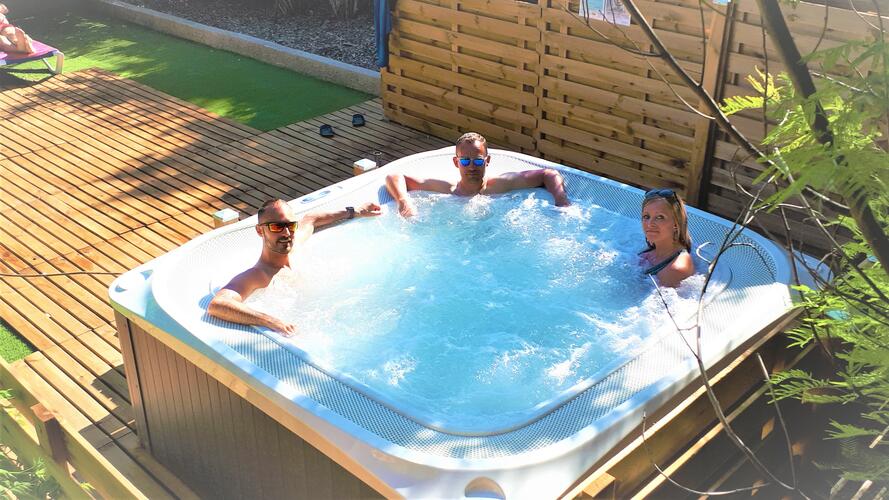 l'hôtel Les Jardins de Bormes vous propose piscine chauffée et jacuzzi