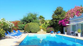 l'hôtel Les Jardins de Bormes vous propose une vaste piscine chauffée